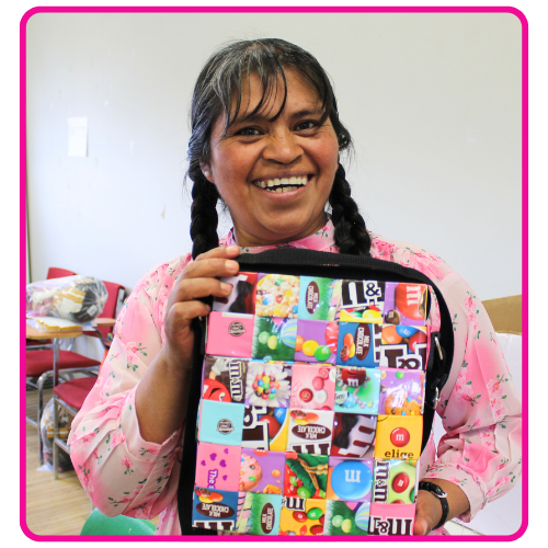 Trabajo artesanal con material recuperado en el taller de MITZ