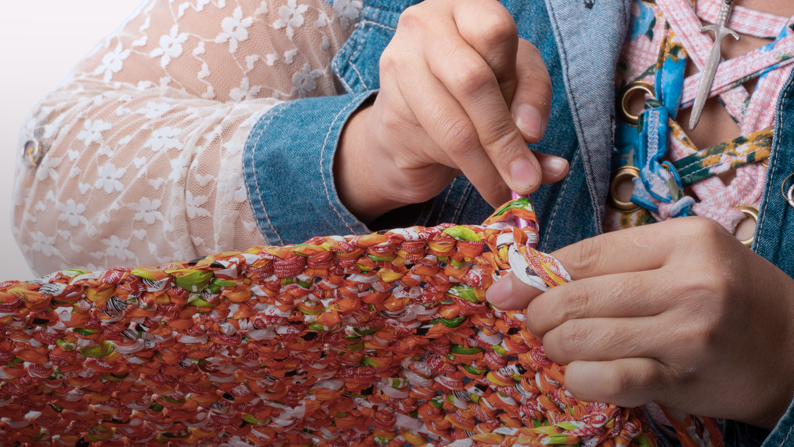 Manos de una artesana trabajando una pieza MITZ con material recuperado