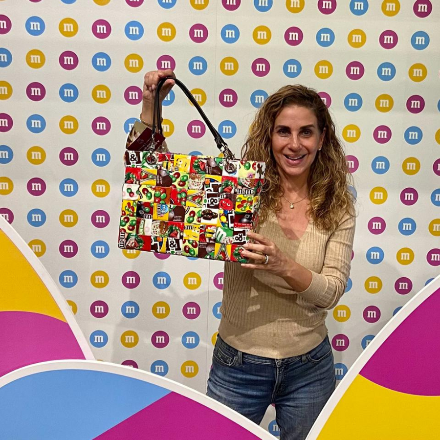 Bolso MITZ tejido con envolturas de dulces, presentado en un punto de venta de la marca